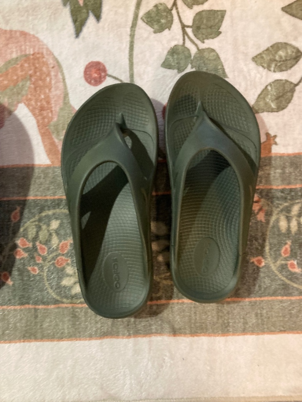 Oofos olive flip flops M8/W10